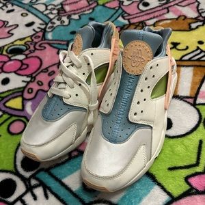 ♡ NEVER WORN!!! nike huarache SE, missing a lace but perfect condition